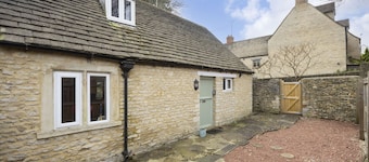 Cosy 2 Bed Cotswold Stone Cottage in Cirencester