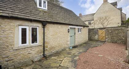 Cosy 2 Bed Cotswold Stone Cottage in Cirencester