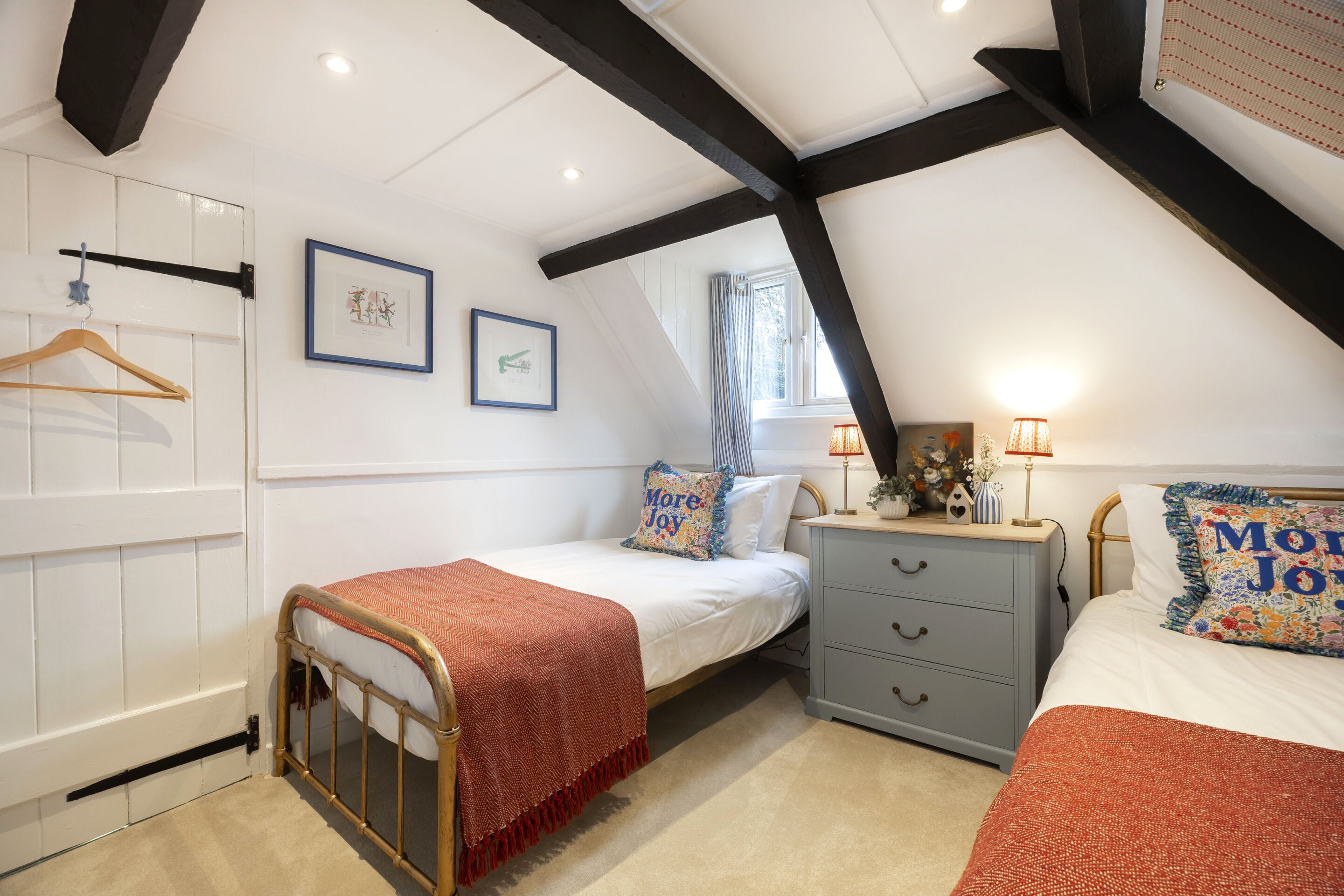 2 slaapkamers, een strijkplank/strijkijzer, gratis wifi, beddengoed