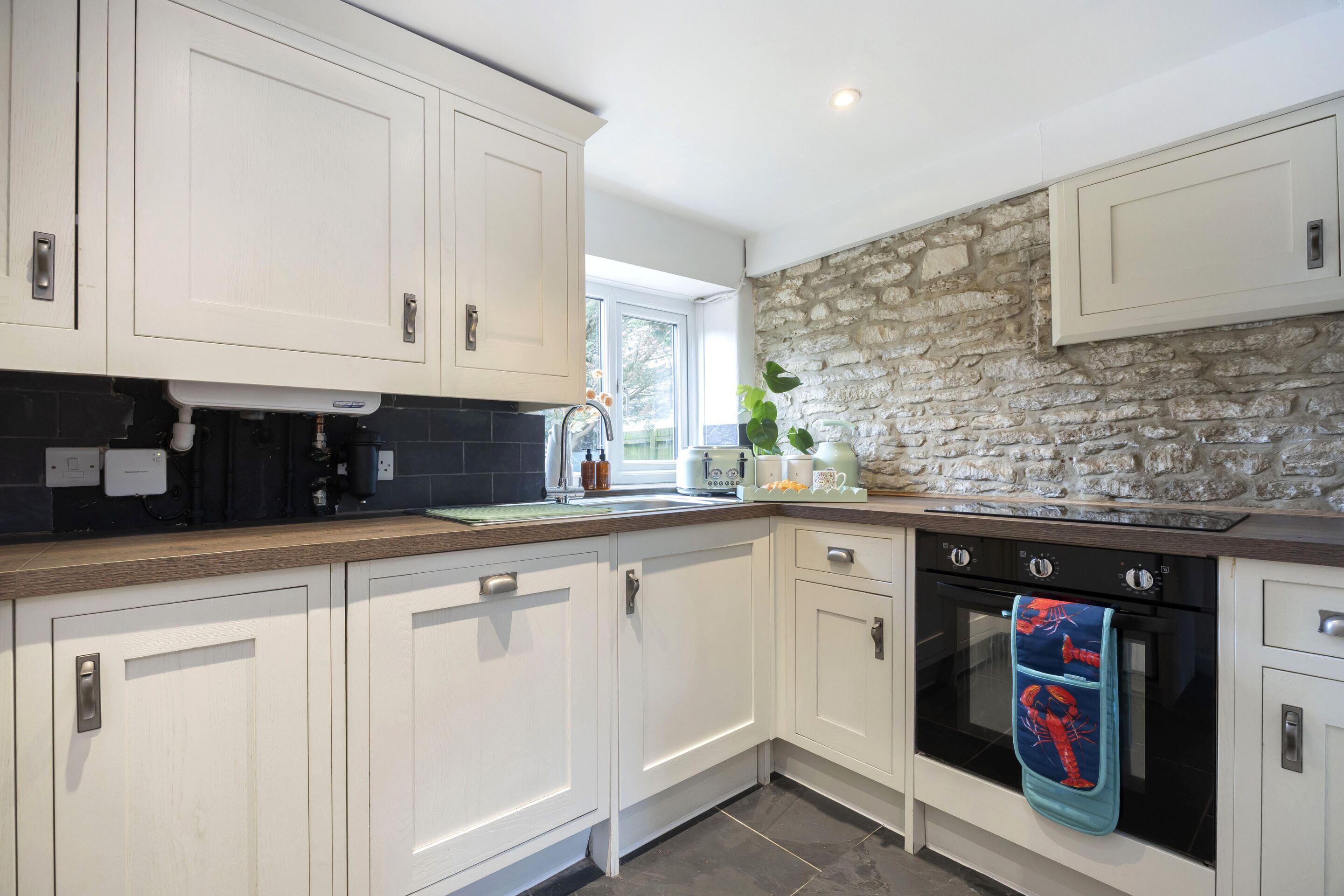 Coffee/tea maker, fridge, microwave, oven
