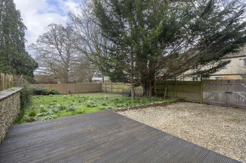Cosy 2 Bed Cotswold Stone Cottage in Cirencester