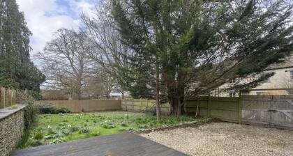 Cosy 2 Bed Cotswold Stone Cottage in Cirencester