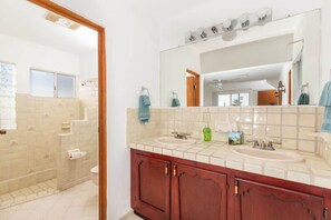 Shower, towels, shampoo - Recently Renovated Oceanview Home Casa Hebe (Puerto Peñasco)
