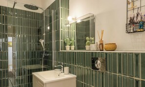 Shower, hair dryer, towels - Casa Bianca – Charme & vue mer au cœur d’Erbalunga (Brando)