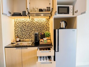 Fridge, microwave, stovetop, coffee/tea maker - Pattaya studio - ideally located at Jomtien Beach (Muang Pattaya)