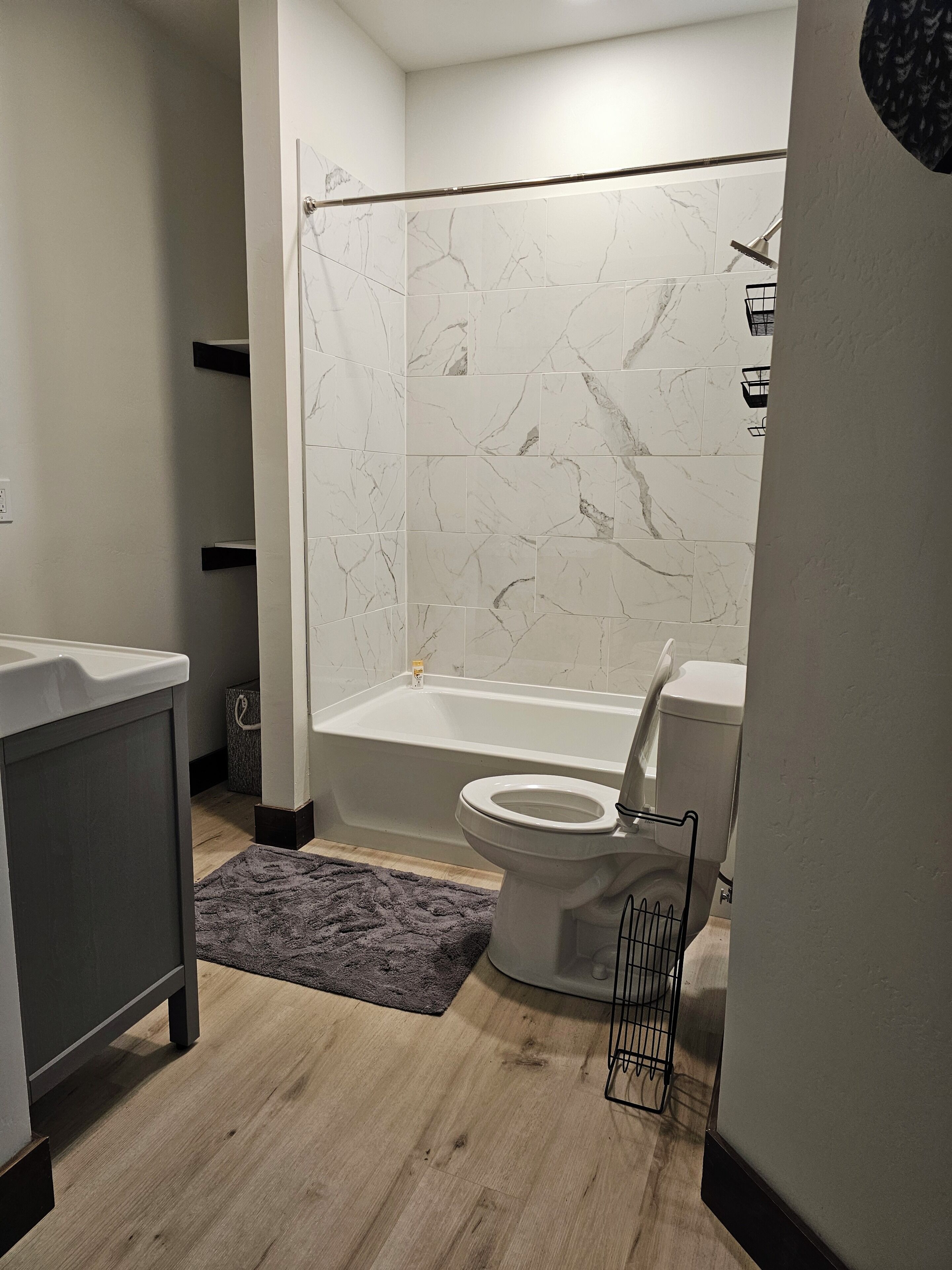 Bidet, serviettes fournies, savon, papier toilette