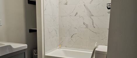 Bidet, serviettes fournies, savon, papier toilette