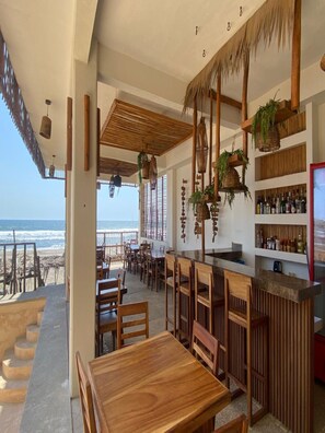 Outdoor dining - Hotelo (Acapulco)