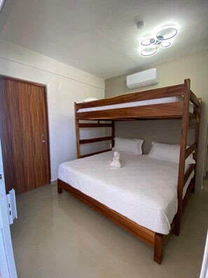 Habitación doble, vistas a la playa | Tabla de planchar con plancha, wifi gratis, ropa de cama