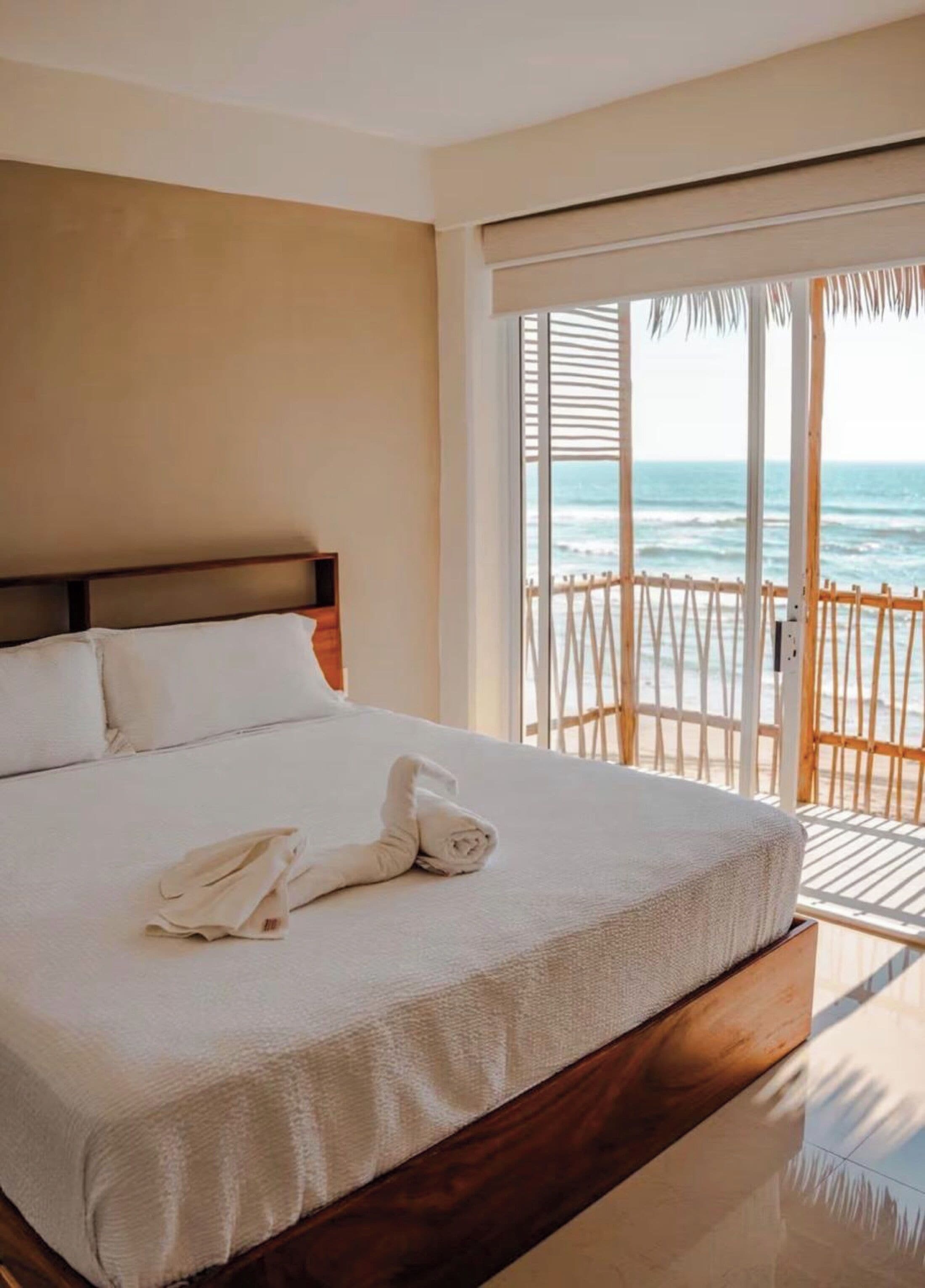 Tabla de planchar con plancha, wifi gratis y ropa de cama 