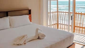 Tabla de planchar con plancha, wifi gratis y ropa de cama