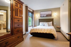 3 bedrooms, in-room safe, bed sheets - 3 Bedroom Duplex on lower knoll w/hot tub, sauna, close to trails and village (Vernon)