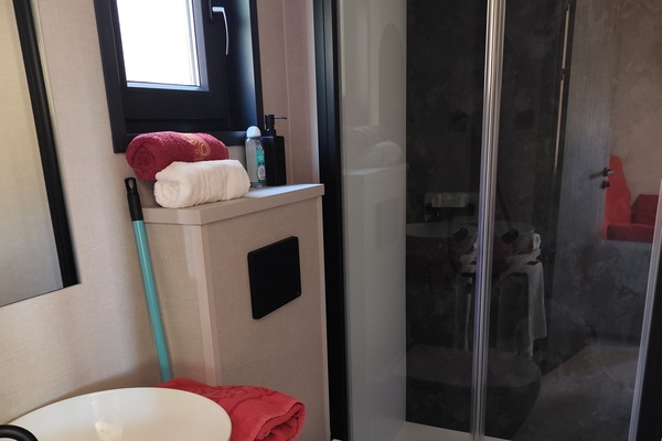Een douche, een haardroger, handdoeken, zeep