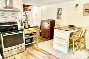 Coffee/tea maker, fridge, microwave, oven - Aloft in Acadia National Park (Mount Desert)