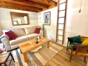 Living area - Cozy 1-bedroom cabin with a loft in Mount Desert (Mount Desert)