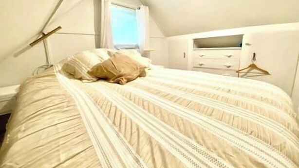 A bedroom with a bed, a window, a bedside table, and a wardrobe. - Aloft in Acadia National Park (Mount Desert)