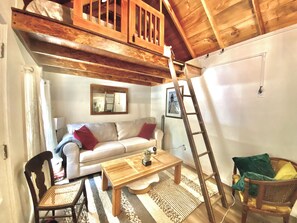 Living area - Cozy 1-bedroom cabin with a loft in Mount Desert (Mount Desert)