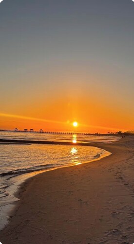 Walk to beach/Gameroom/Spacious & Lots of Parking