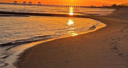 Walk to beach/Gameroom/Spacious & Lots of Parking