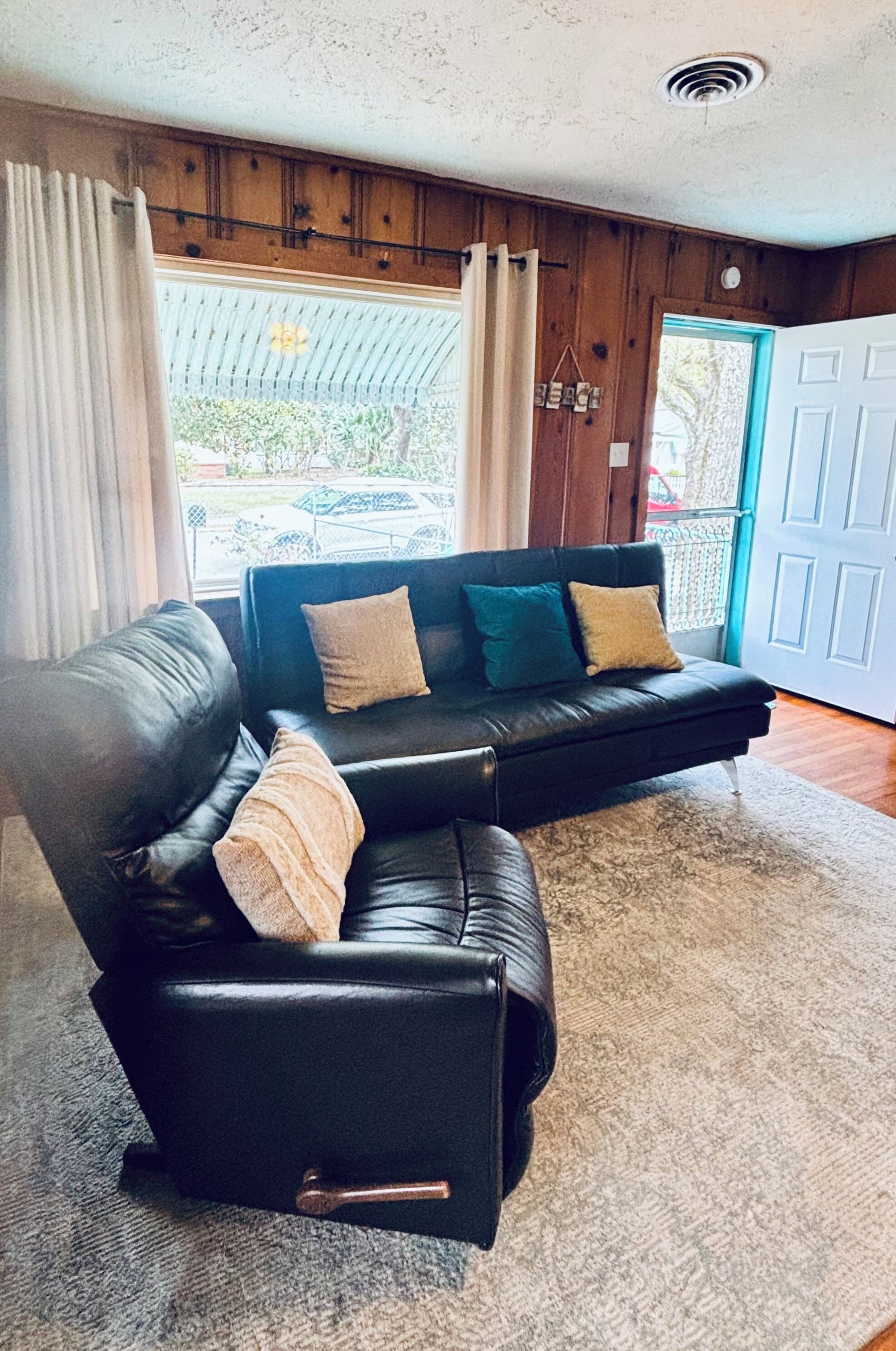 Walk To Beach/gameroom/spacious & Lots Of Parking - Gulfport, MS