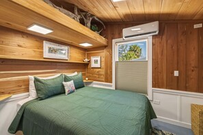 2 bedrooms, iron/ironing board, travel cot, WiFi - Cedar Key Hayes David Cottage (Cedar Key)