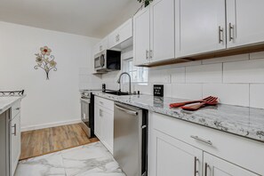 Microwave, oven, stovetop, dishwasher - Charming 3-bedroom house with AC in Anahuac (Anahuac)