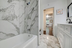 Dusche, Haartrockner, Handtücher, Seife