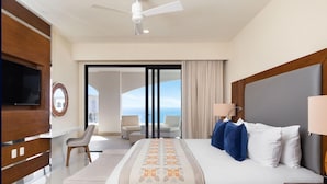 Ein Hotelzimmer mit Bett, Fernseher, Schreibtisch und Meerblick.