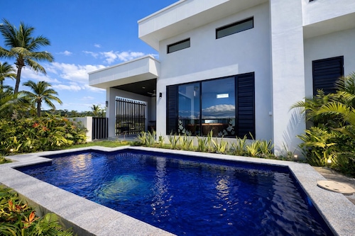 Solana Apartments 