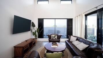 Habitación Deluxe, patio | Área de sala de estar