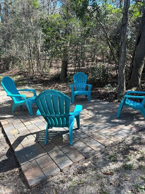 Terrace/patio - Family-friendly, Spacious, One-Level 4-Bedroom Home in Tranquil Southern Shores (Kitty Hawk)