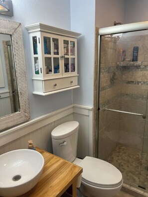 Hair dryer, towels, soap, toilet paper - Family-friendly, Spacious, One-Level 4-Bedroom Home in Tranquil Southern Shores (Kitty Hawk)