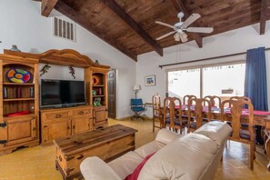 TV - Spacious Oceanview Home Casa de Los Amigos (Puerto Peñasco)
