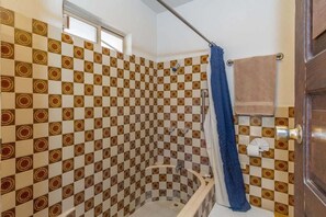 Shower, towels, shampoo - Spacious Oceanview Home Casa de Los Amigos (Puerto Peñasco)
