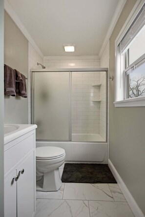 Shower, hair dryer, towels, shampoo - Dog’s Perfect Vacation｜54 Acres｜18 min Spring Hill (Columbia)