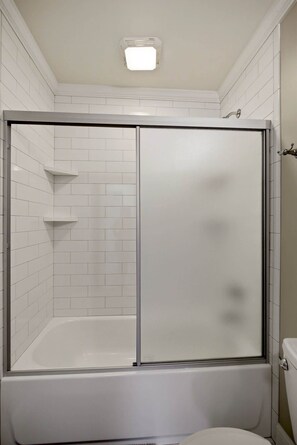 Shower, hair dryer, towels, shampoo - Dog’s Perfect Vacation｜54 Acres｜18 min Spring Hill (Columbia)