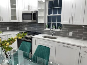 Refrigerador, microondas, horno y parrilla de estufa 