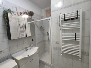 Shower, hair dryer, bidet, towels - Lacona House (Lacona)