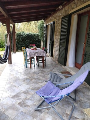 Outdoor dining - Lacona House (Lacona)