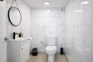 Shower, hair dryer, towels, soap - Pico Island Villa 9 - Prime Sea View Location (Cais do Pico)