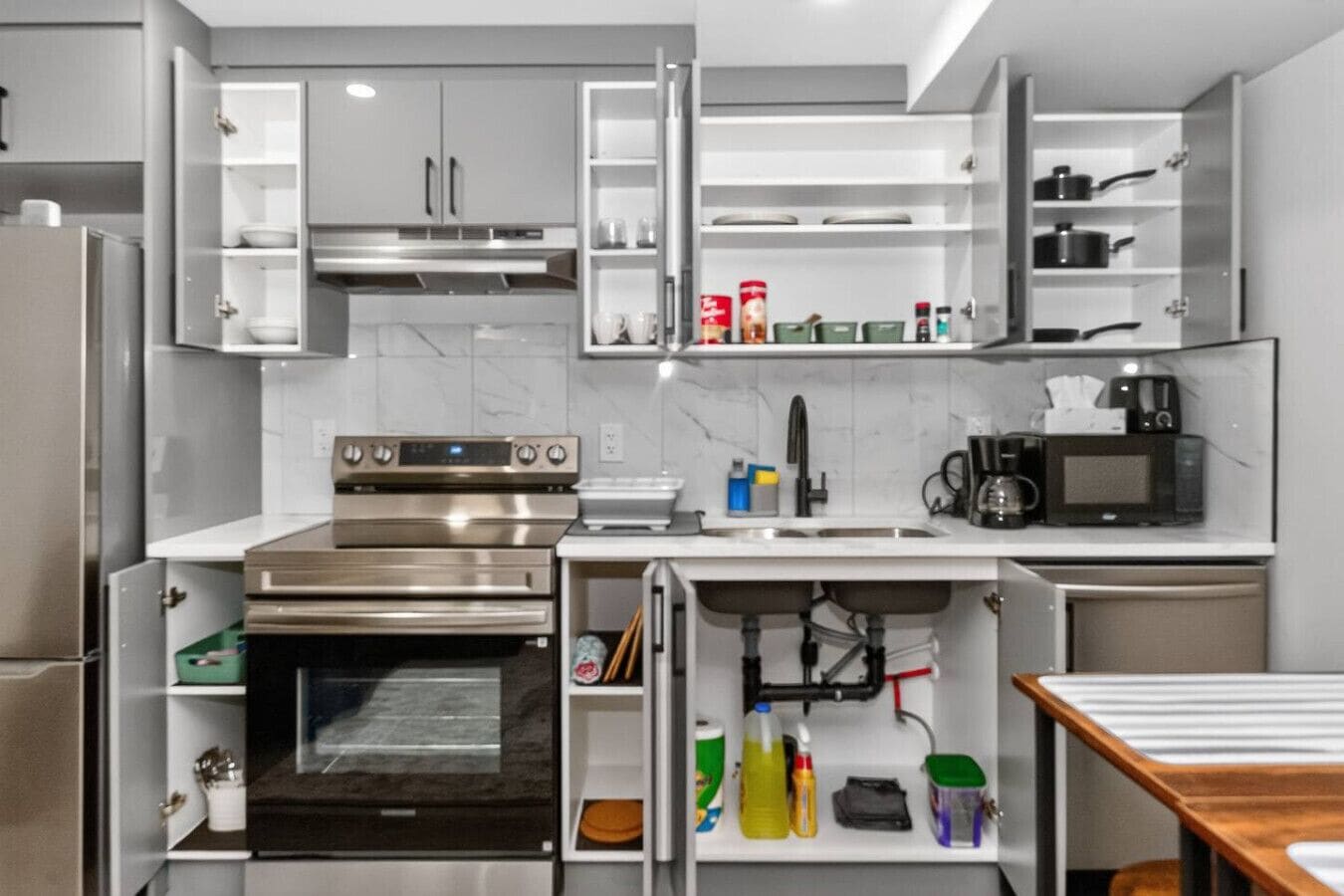 Fridge, oven, stovetop, dishwasher