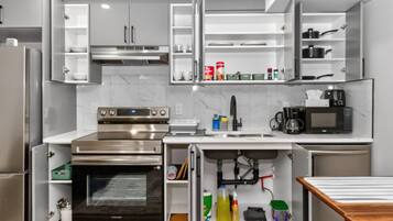 Fridge, oven, stovetop, dishwasher