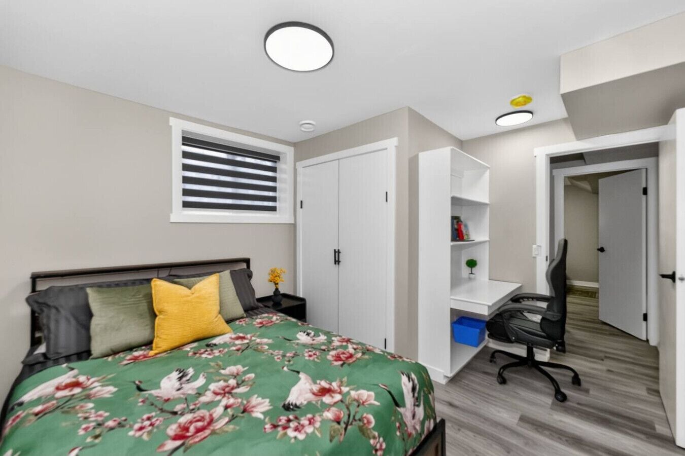 2 bedrooms, desk, iron/ironing board, WiFi