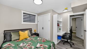 2 bedrooms, desk, iron/ironing board, WiFi