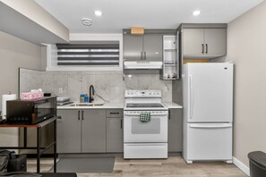 Fridge, oven, stovetop, dishwasher