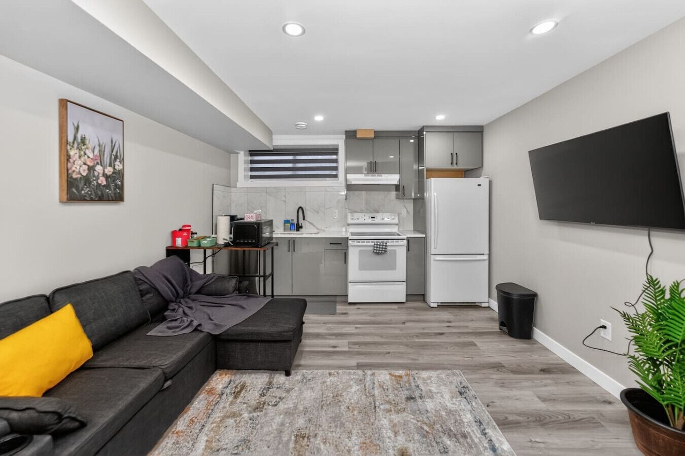 Modern and cozy living space with full kitchen and smart TV