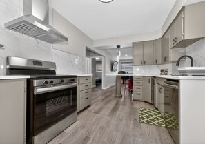 Geladeira, micro-ondas, fogão, cooktop