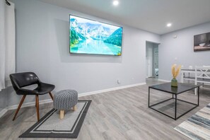 Interior - New 2BR | Near YYC Airport & Downtown - 4408 – UP (Calgary)