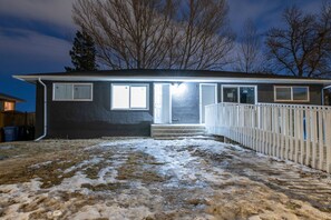 Exterior - New 2BR | Near YYC Airport & Downtown - 4408 – UP (Calgary)