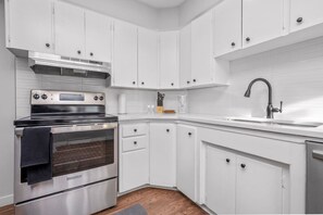Fridge, microwave, oven, stovetop - 2BR Suite Near YYC Airport & Downtown, UofC, SAIT - 4404 – UP (Calgary)